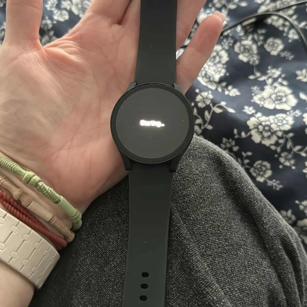 Samsung smart watch 4 -40 mm in excellent cond. Black band and extra metal band